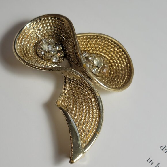 Modernistic Bow with Rhinestones Gold Plated over Rhodium Statement Brooch Unsig - Picture 5 of 7